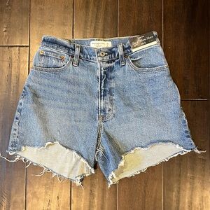 Abercrombie 4” Mom shorts